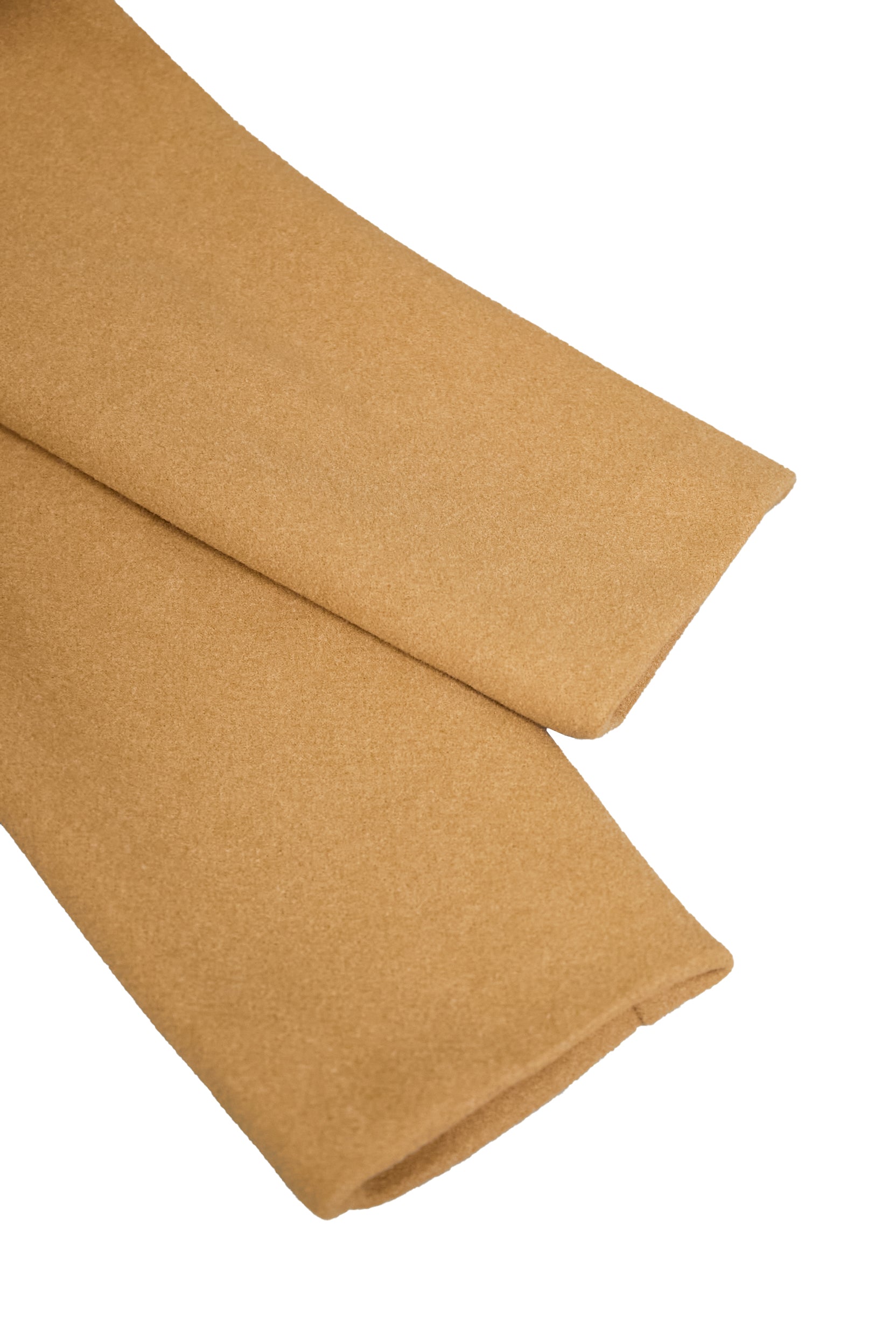 Elegantní bílý kabát s černým lemem a dvojitým zapínáním