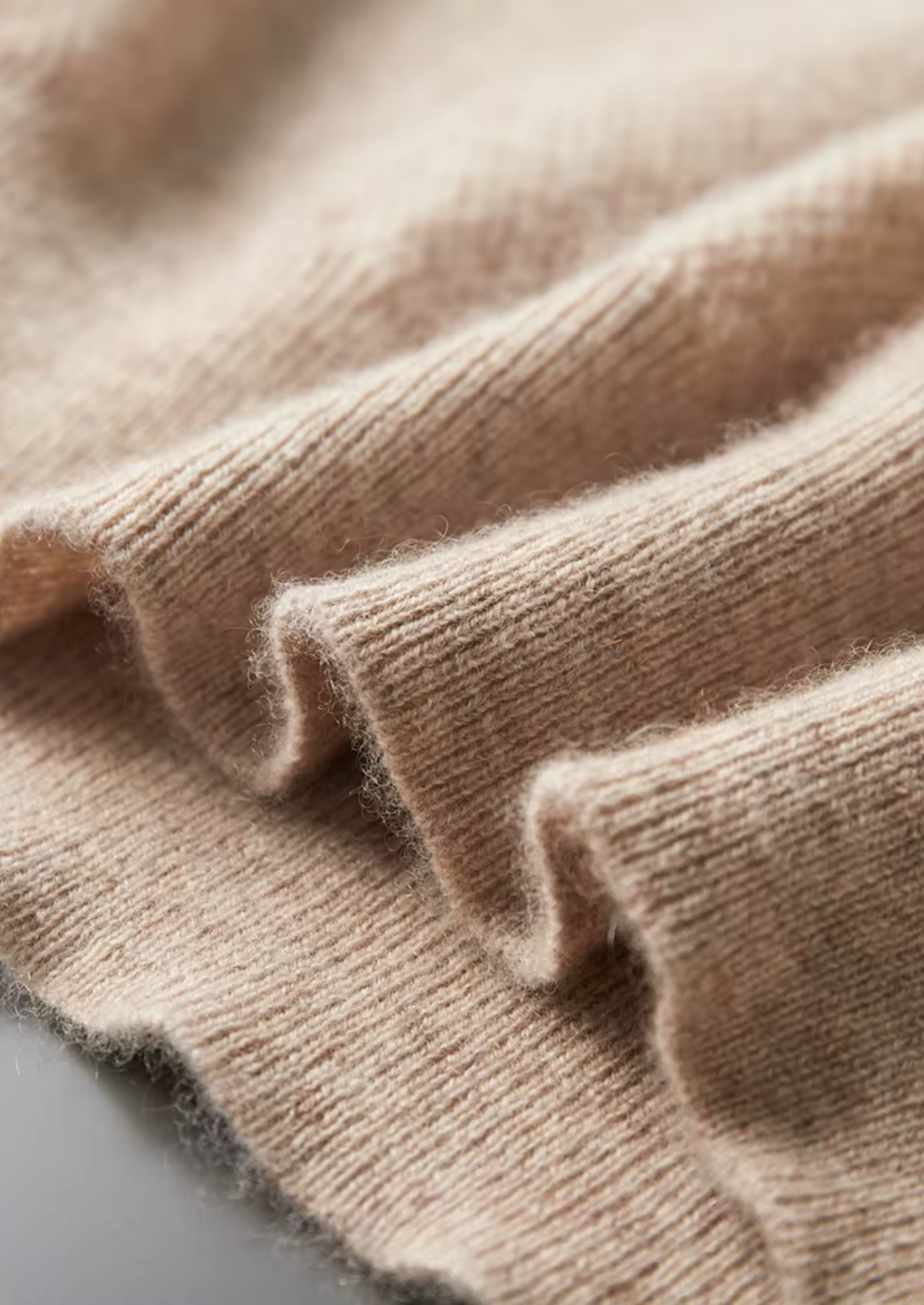 Prémiový klasický huňatý svetr s rolákem