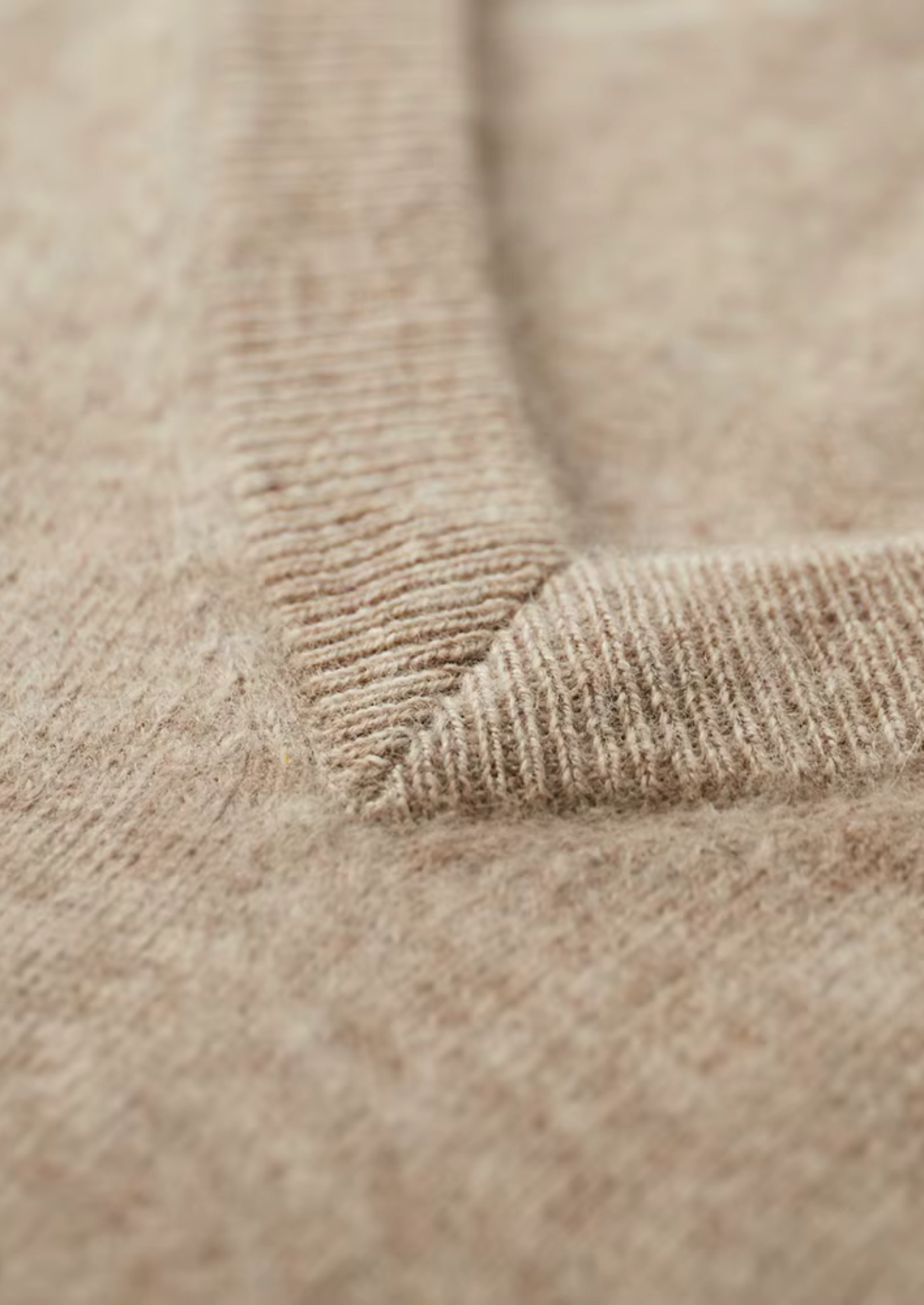 Klasický svetr s výstřihem do V z extra jemné merino vlny