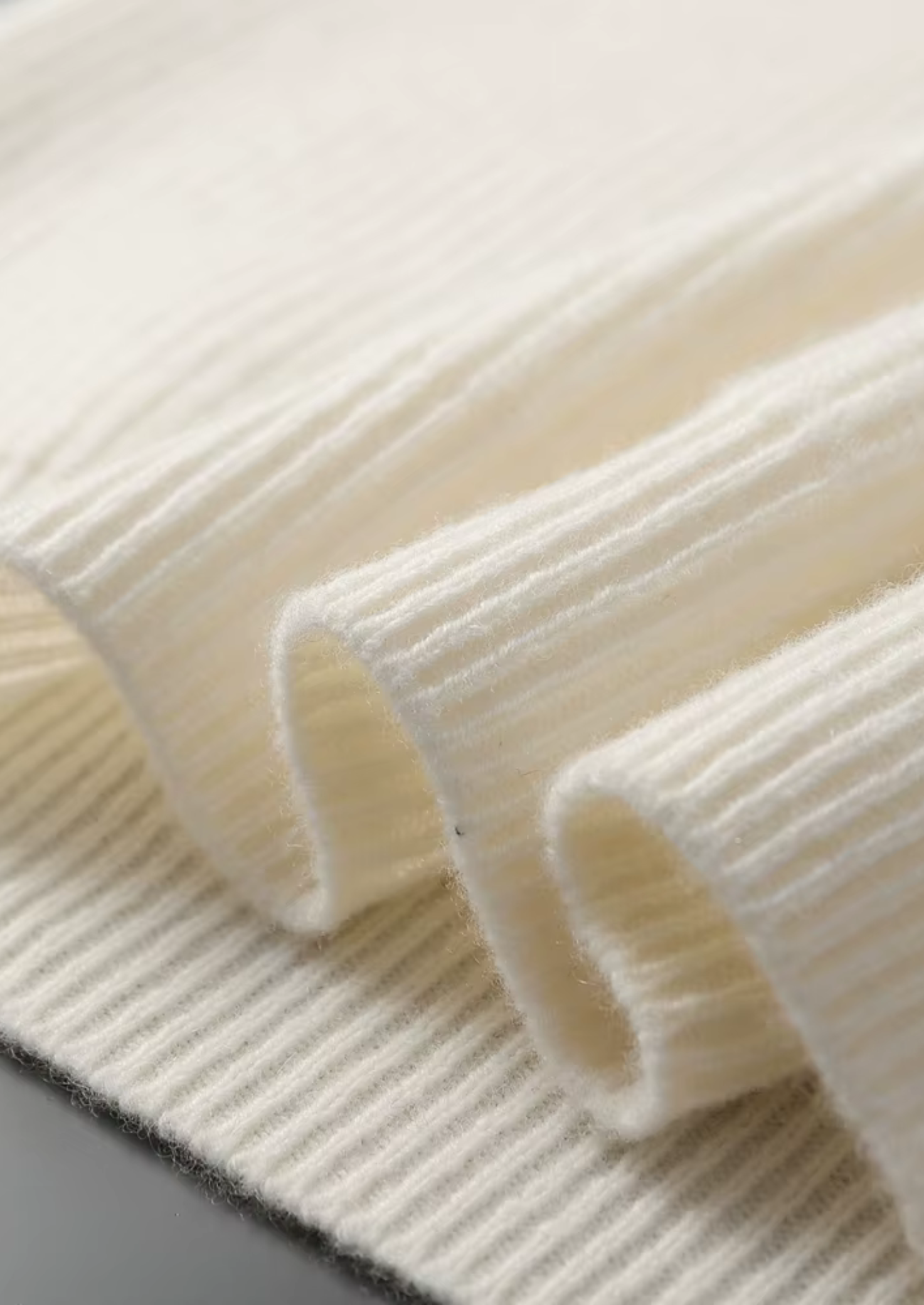 Prémiový kašmírový žebrovaný svetr s výstřihem do V