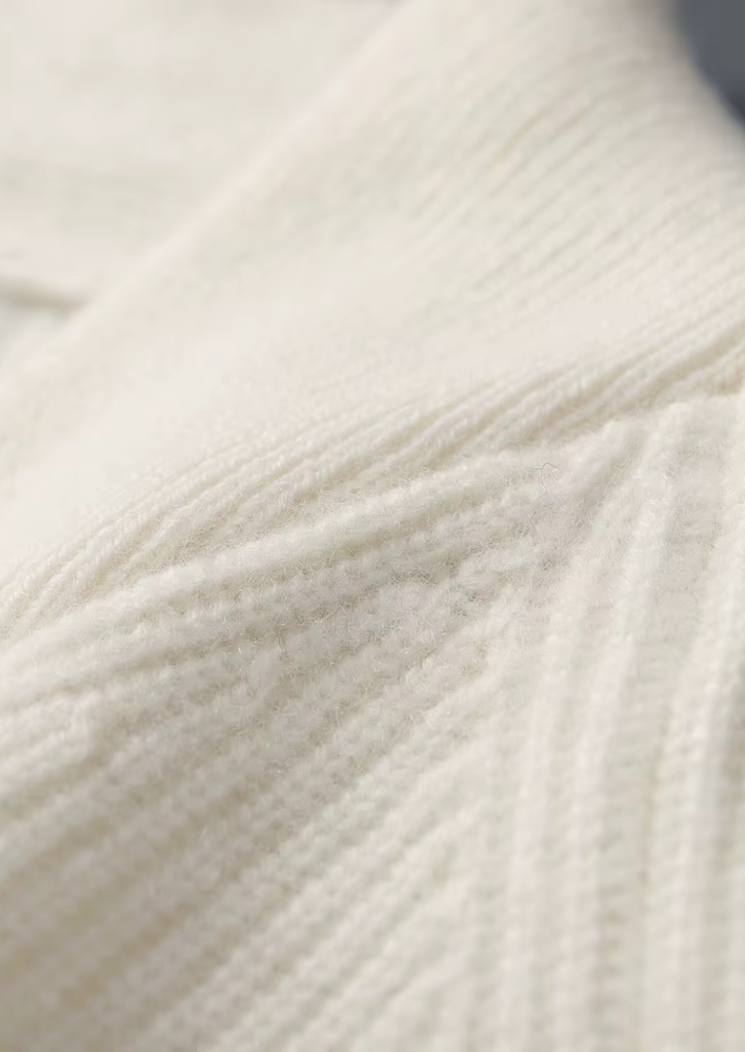 Prémiový kašmírový žebrovaný svetr s výstřihem do V