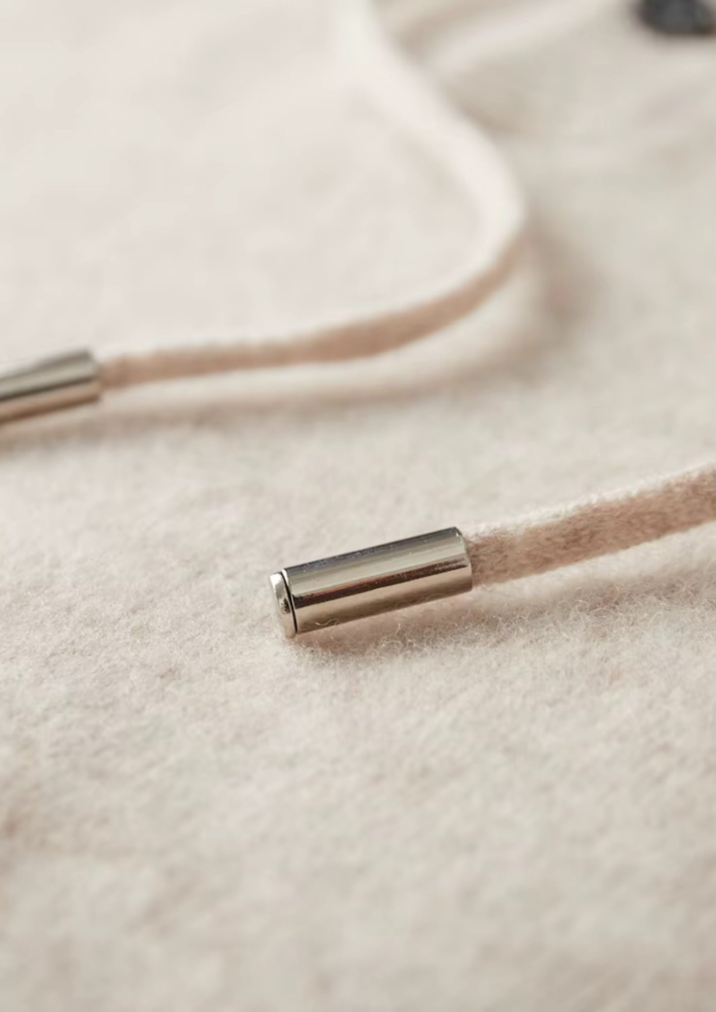 Čistá extra jemná merino vlna s kapucí s knoflíky