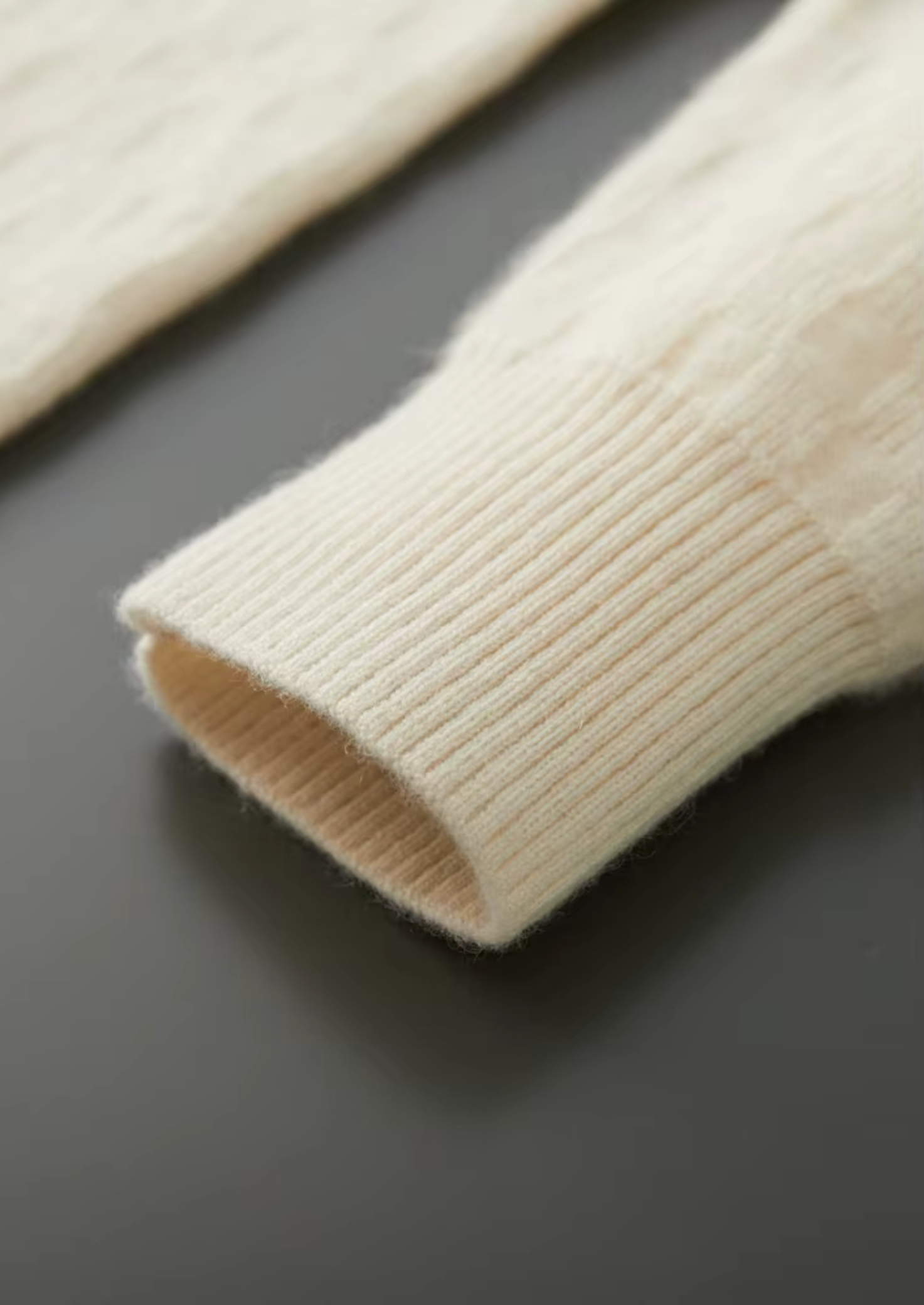 Prémiový žebrovaný svetřík z kašmíru