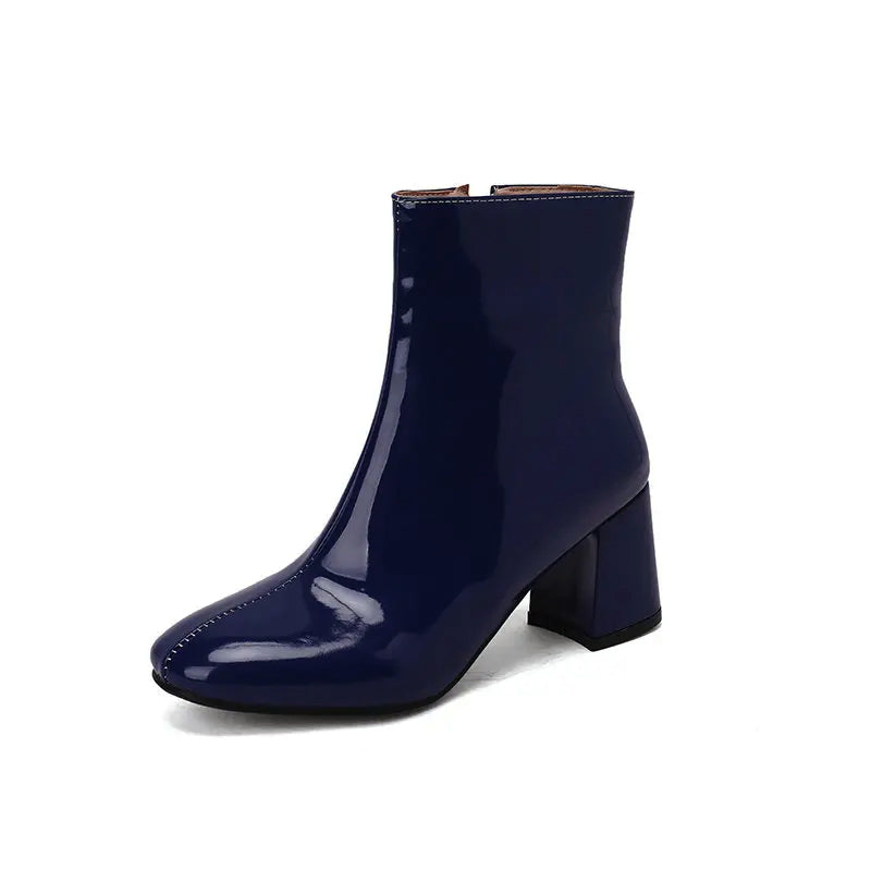 Dámské lesklé kožené kotníkové boty s blokovou podpatkem