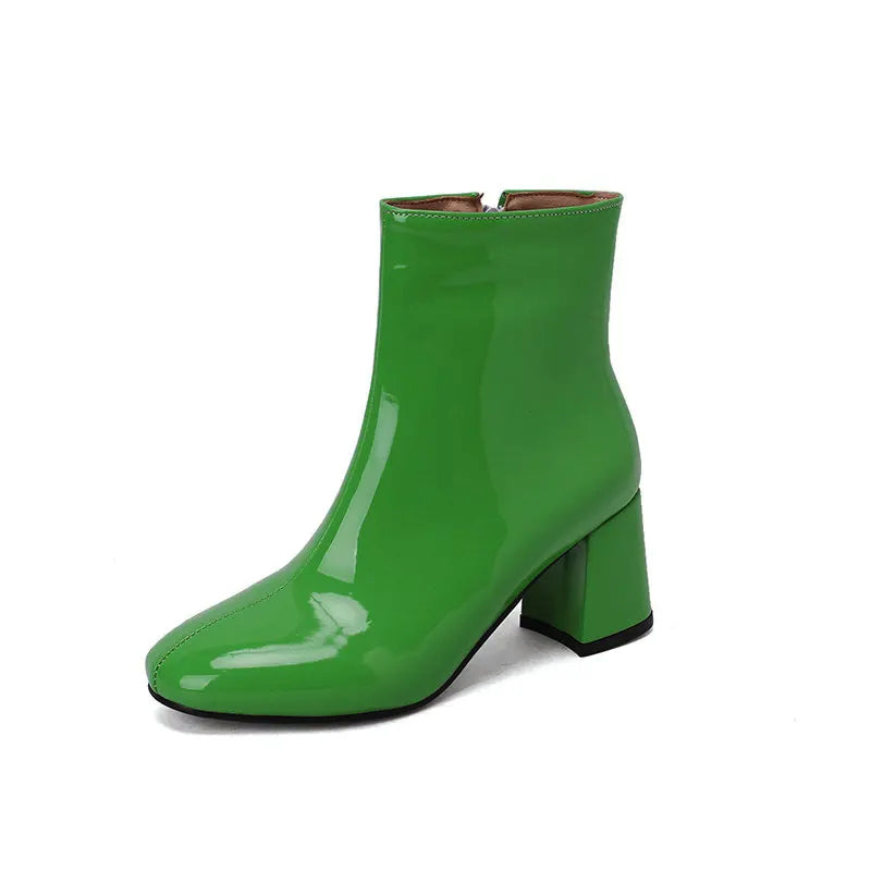 Dámské lesklé kožené kotníkové boty s blokovou podpatkem