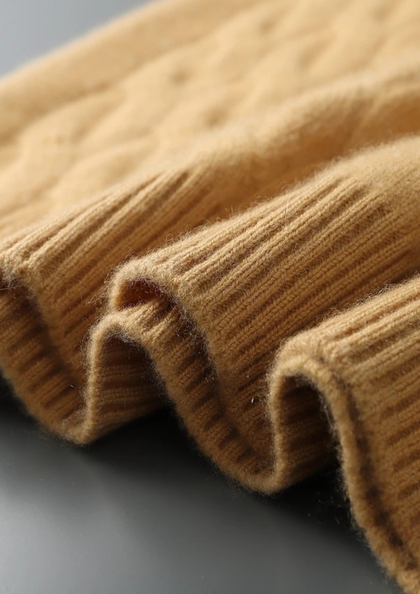 Prémiový svetr s kabelovým vzorem z kašmíru