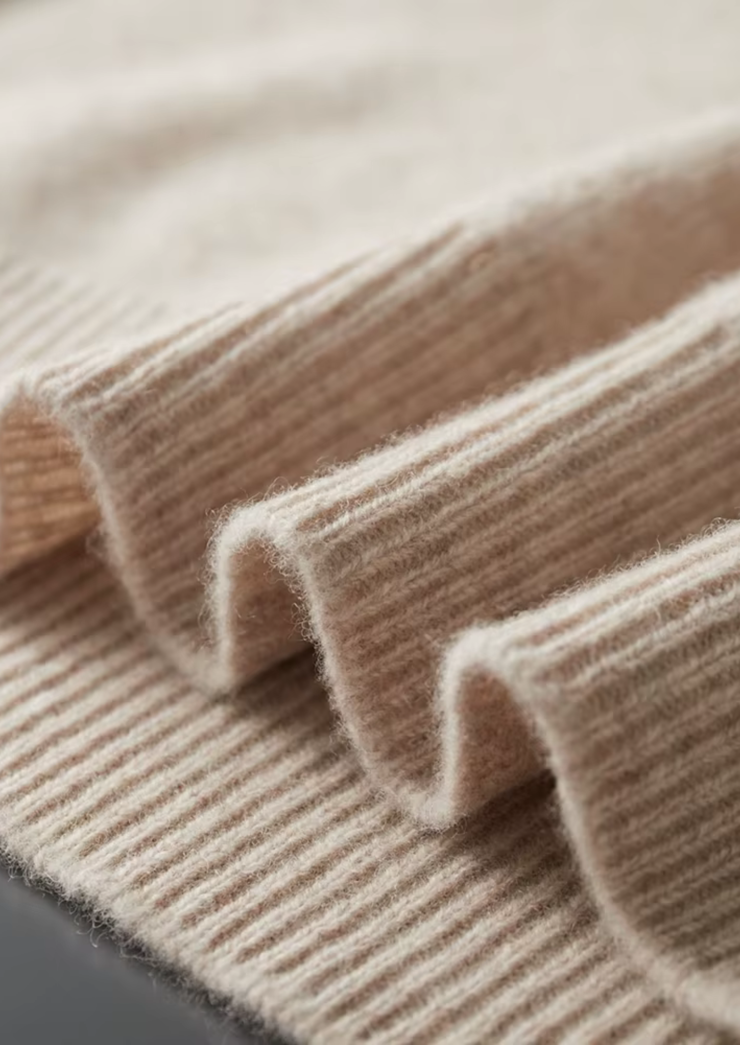 Čistá extra jemná merino vlna s kapucí s knoflíky