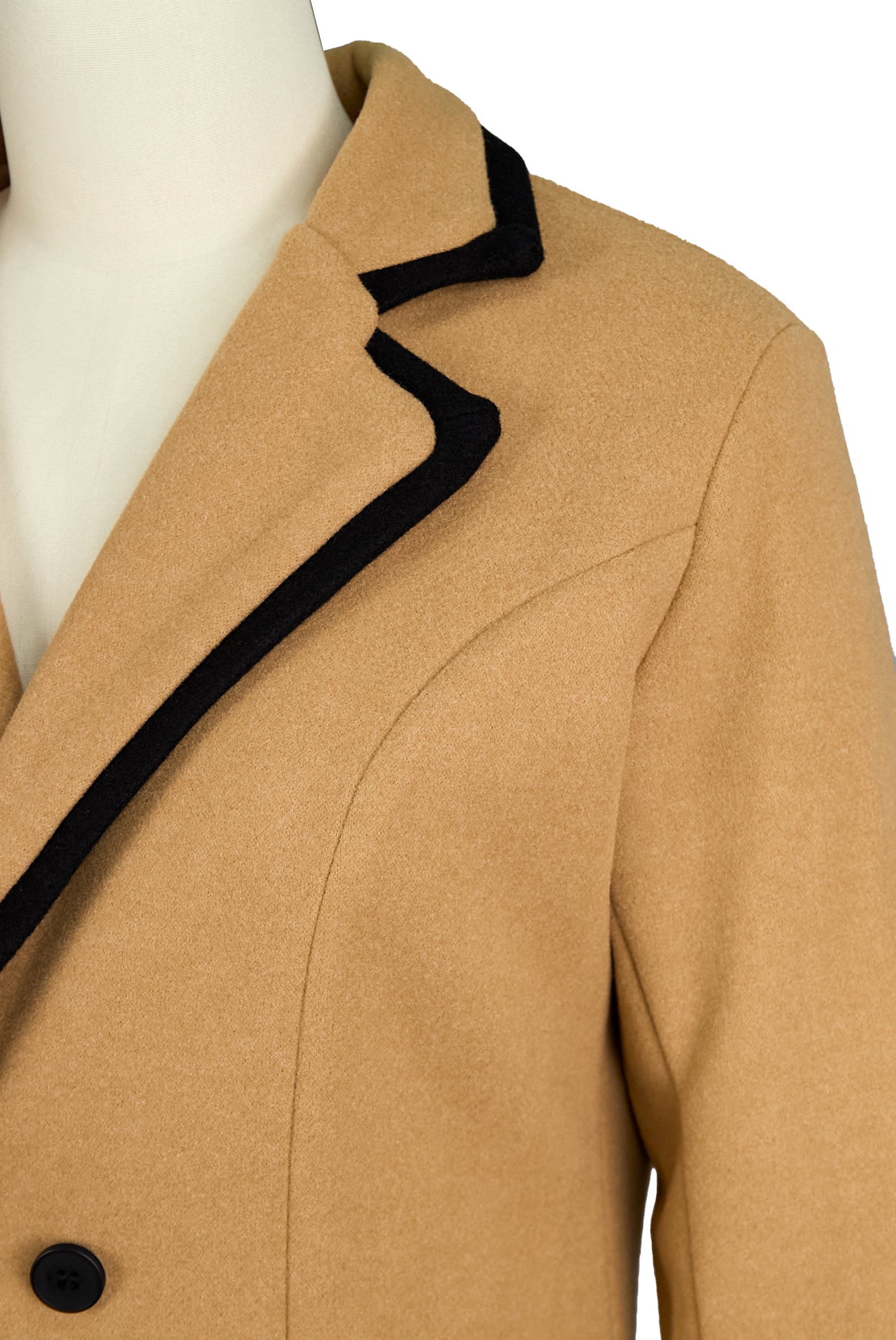 Elegantní bílý kabát s černým lemem a dvojitým zapínáním