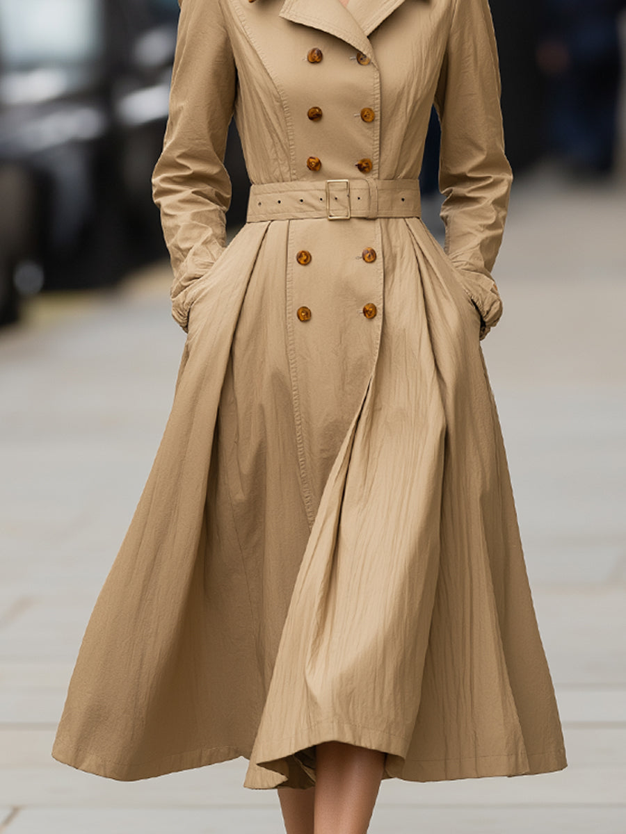 Kamelový trench coat s kontrastním límcem a páskem ve stylu šaty