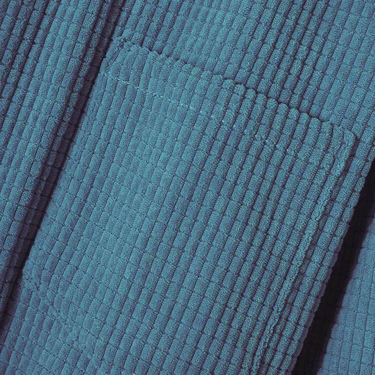 S kapucí, z kraječkoviny, přes halenku s knoflíky