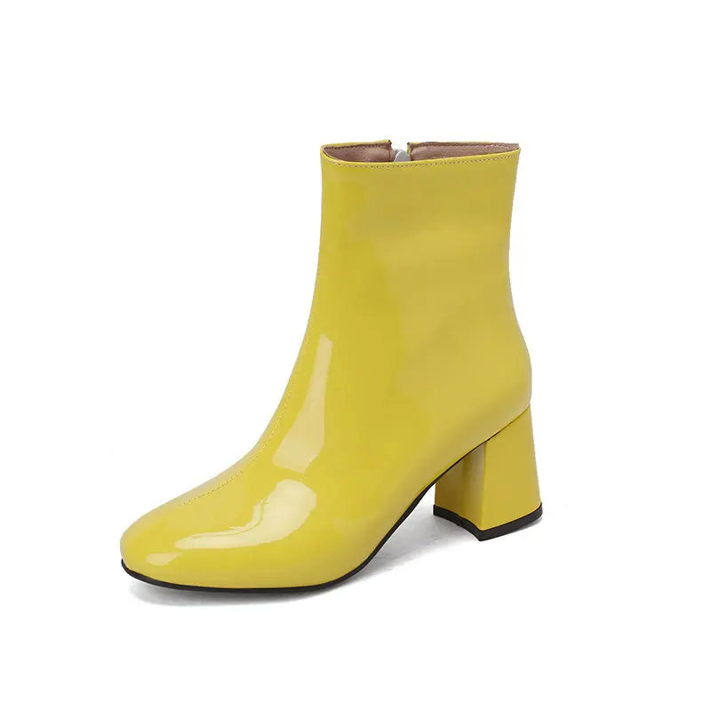 Dámské lesklé kožené kotníkové boty s blokovou podpatkem