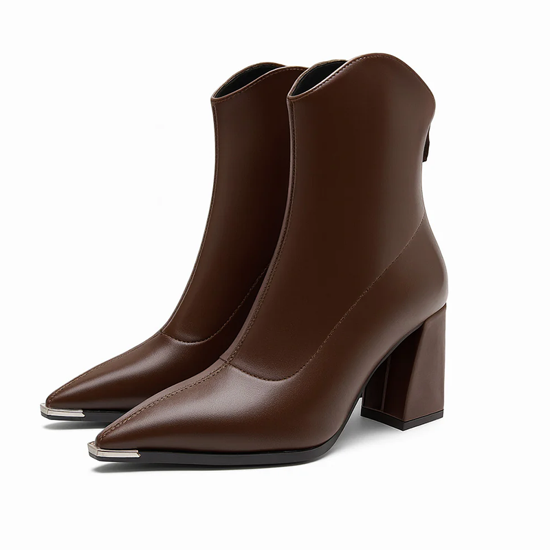 Dámské kožené kotníkové boty s špičatou špičkou a kovovým hrotem